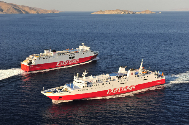 I traghetti della Cyclades Fast Ferries collegano ogni giorno Rafina con le Isole Cicladi